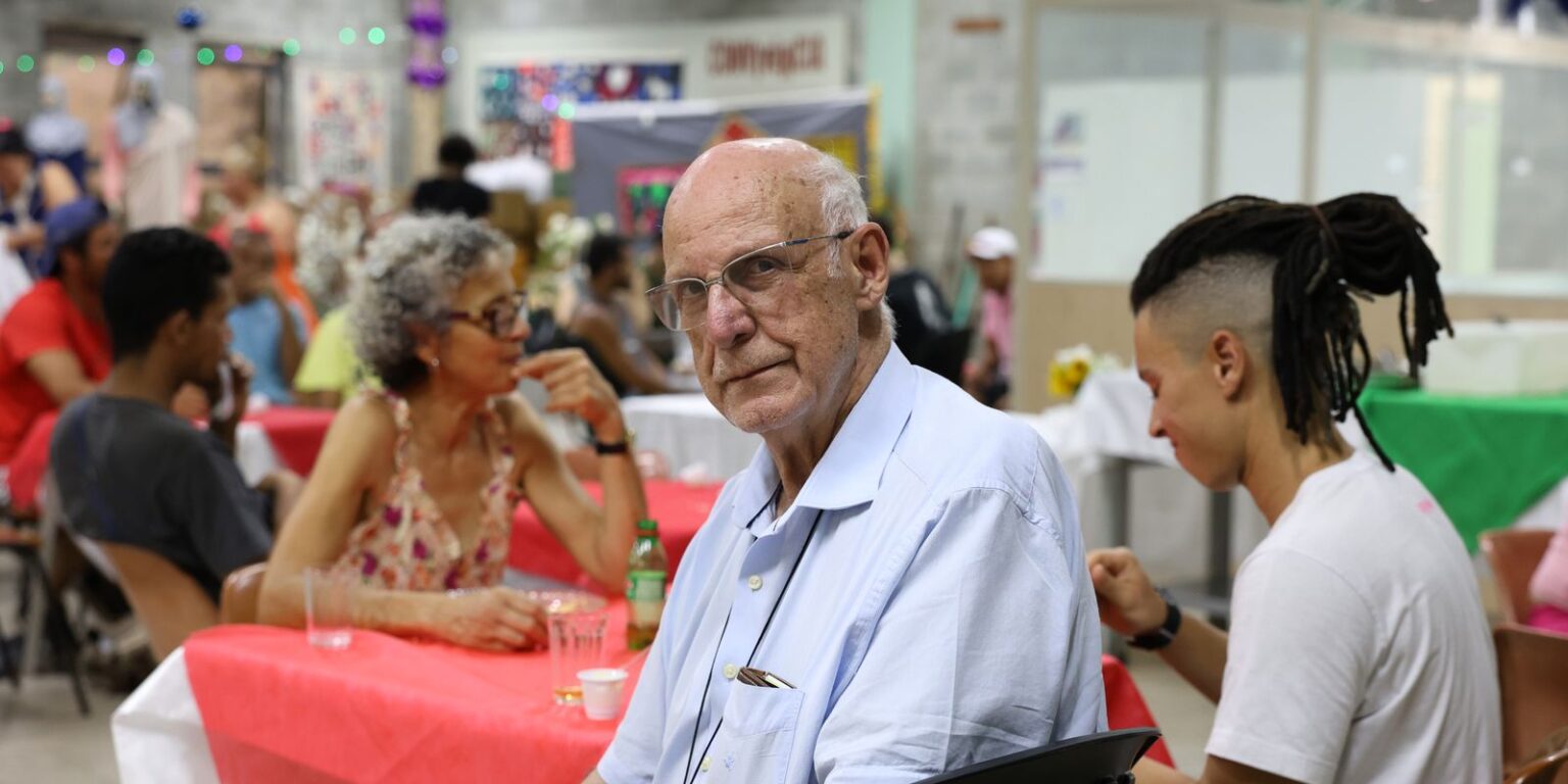 Padre Júlio Lancellotti realiza almoço de natal para população de rua em