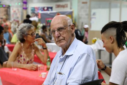 Padre Júlio Lancellotti realiza almoço de natal para população de rua em