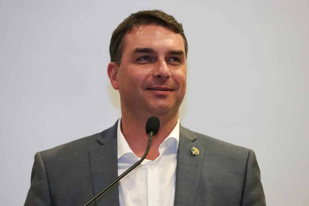 Flávio Bolsonaro testa nomes do PL para sucessão de Cláudio Castro no