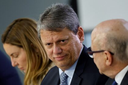 Tarcísio reafirma apoio a Flávio Bolsonaro e projeta diálogo com oposição