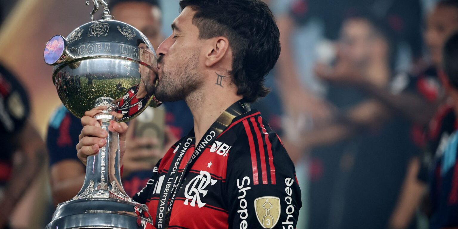 Arrascaeta disputa prêmio Rei da América ao lado de messi e martínez