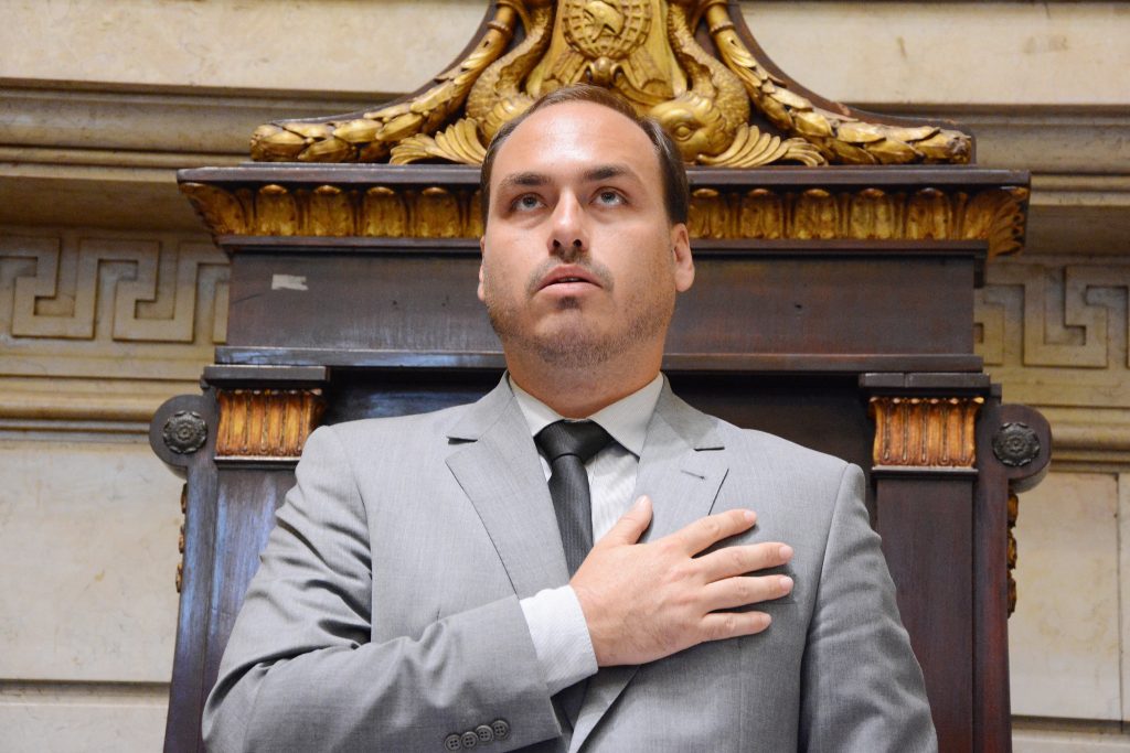 Carlos Bolsonaro renuncia ao Rio e foca no Senado catarinense em 2026