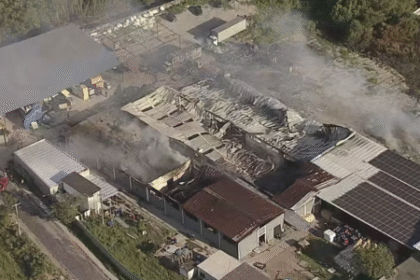 Incêndio em fábrica de colchões na Zona Oeste do Rio mobiliza bombeiros