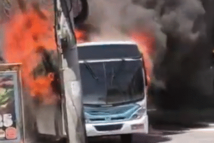 Ônibus pega fogo na Estrada da Posse, em Campo Grande