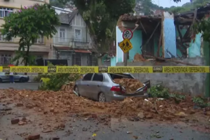 Imóvel desaba no Rio Comprido; moradora escapa por um triz