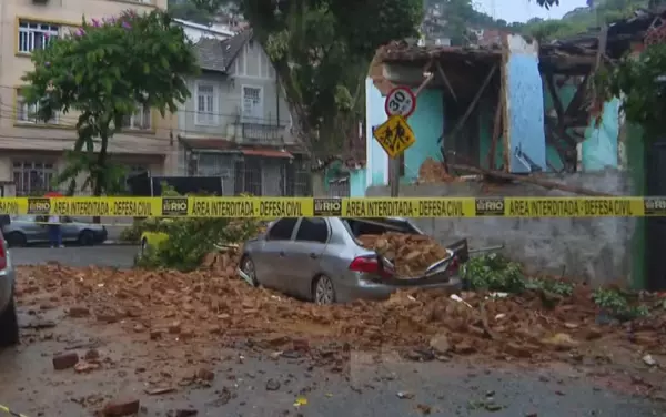 Imóvel desaba no Rio Comprido; moradora escapa por um triz