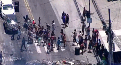 Protesto por falta d’água paralisa Guaratiba e Estrada do Magarça