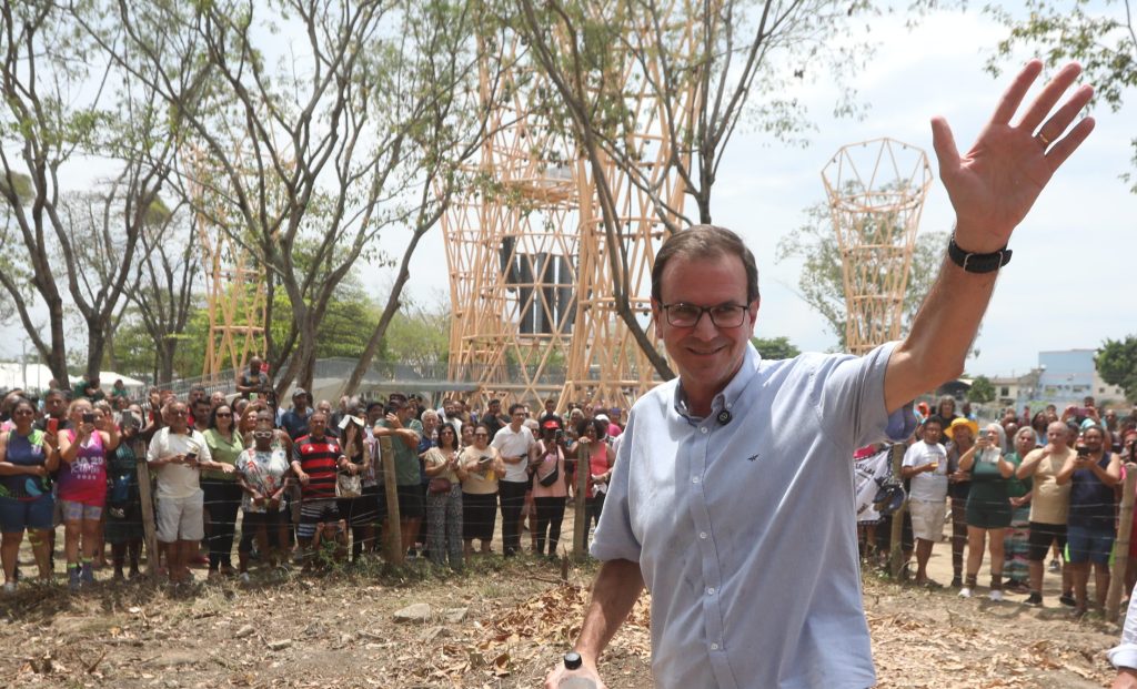 Eduardo Paes pede colaboração para limpeza das praias no Ano novo