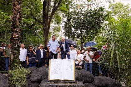 Eduardo Paes inaugura batistério público Em praça ligada à Igreja Universal
