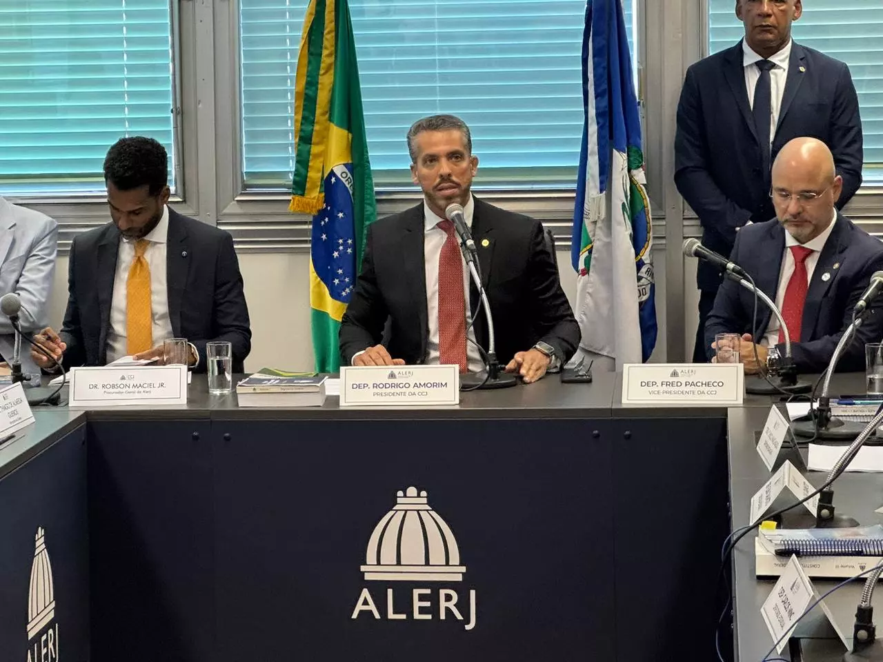 Alerj vota soltura de Bacellar após CCJ aprovar projeto em clima tenso