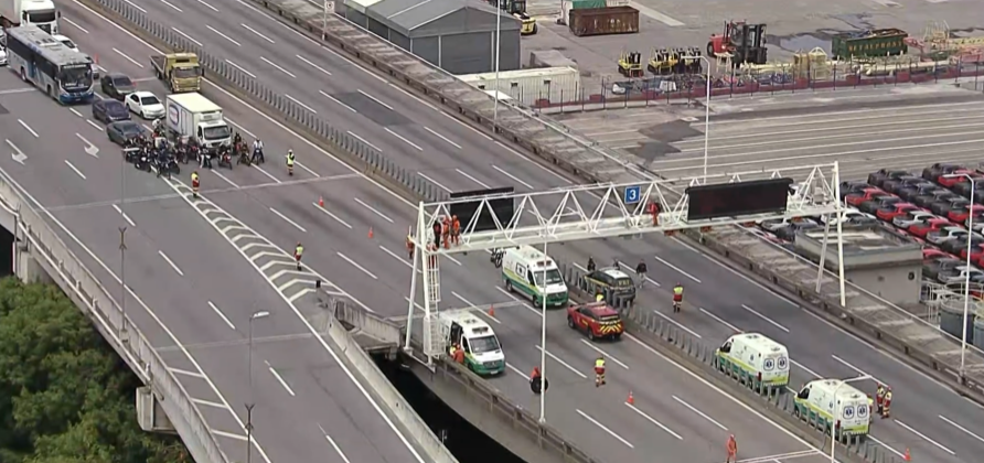 Ponte Rio-Niterói interditada em ambos os sentidos gera congestionamento no sábado