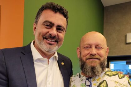 Luiz Antonio Simas recebe Medalha Tiradentes em cerimônia no centro do Rio