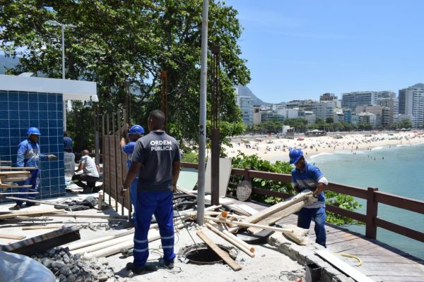 Seop inicia demolição de anexo ilegal em quiosque no Mirante do Leblon