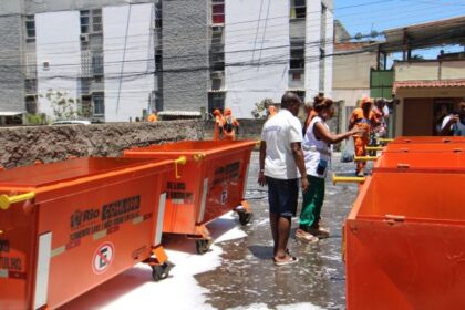 Vila Kosmos recebe 24 novos contêineres e melhora gestão de resíduos