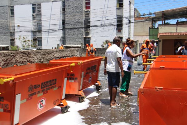 Vila Kosmos recebe 24 novos contêineres e melhora gestão de resíduos