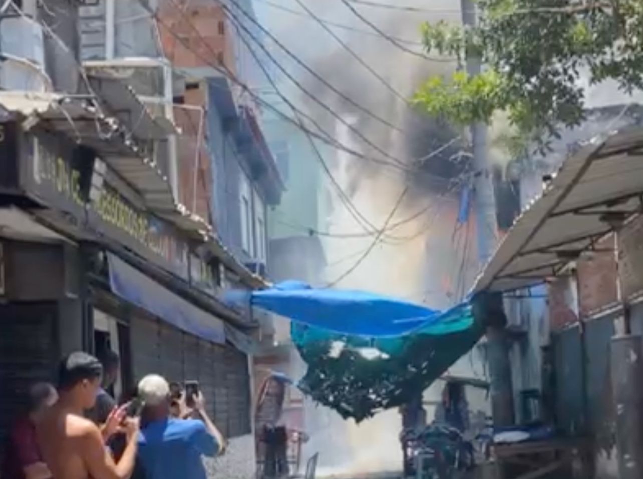 Incêndio atinge galpão de escola de samba na Maré, Rio de Janeiro
