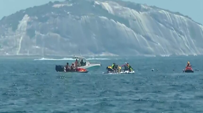 Avião de propaganda cai no mar em Copacabana