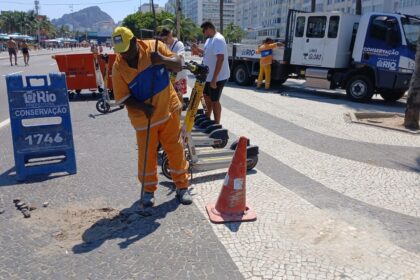 Calçadão de Copacabana recebe 200 mil pedras portuguesas antes do réveillon