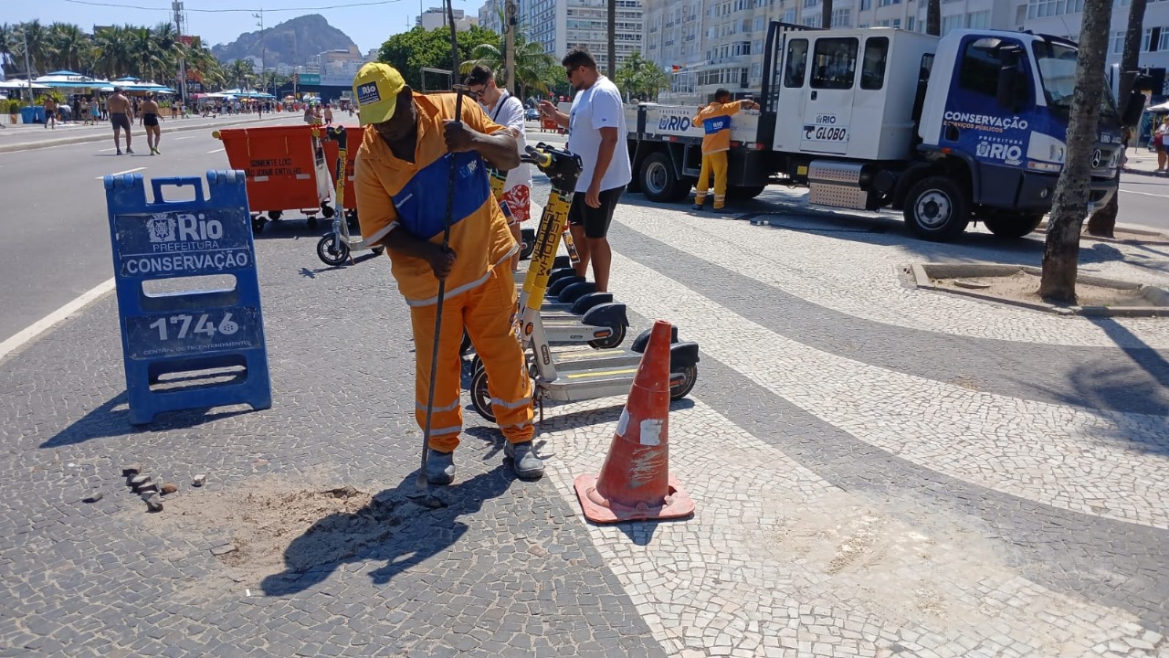 Calçadão de Copacabana recebe 200 mil pedras portuguesas antes do réveillon