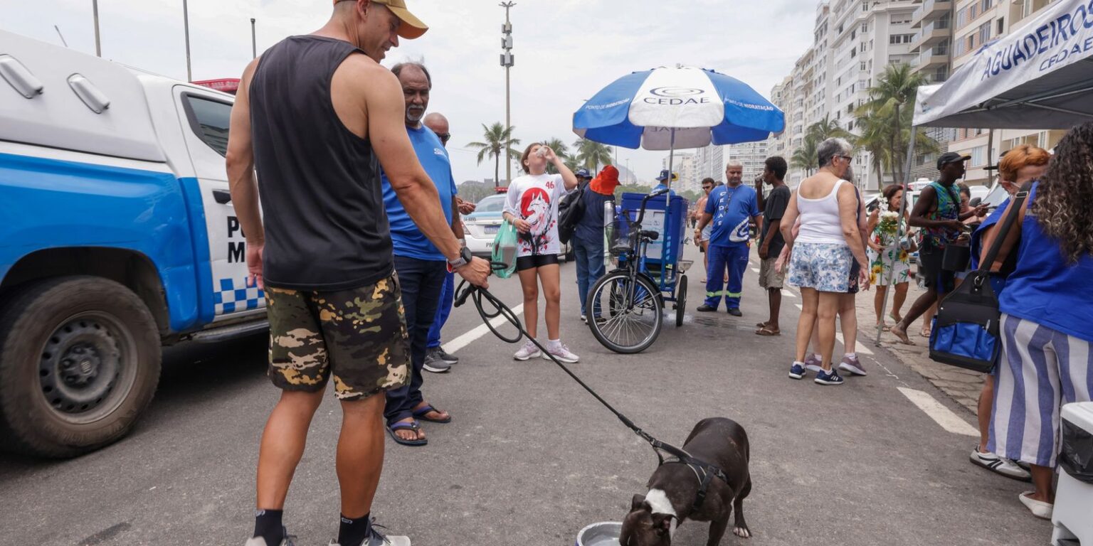 Cedae distribui água no Rio para hidratação durante o verão