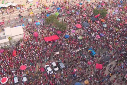 Manifestantes em Copacabana protestam contra congresso e pedem prisão de ex-presidente