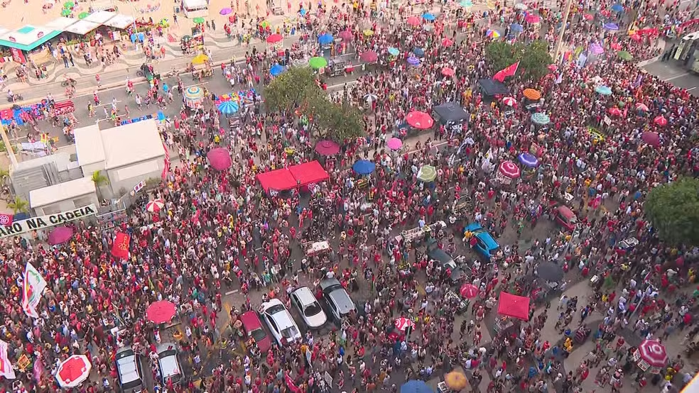 Manifestantes em Copacabana protestam contra congresso e pedem prisão de ex-presidente