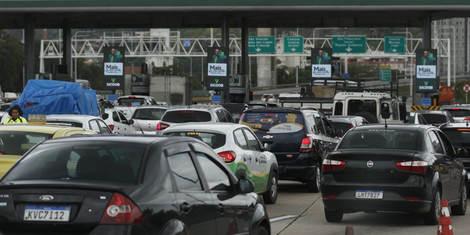 Andarilho interrompe Ponte Rio-Niterói por uma hora, causando grande caos