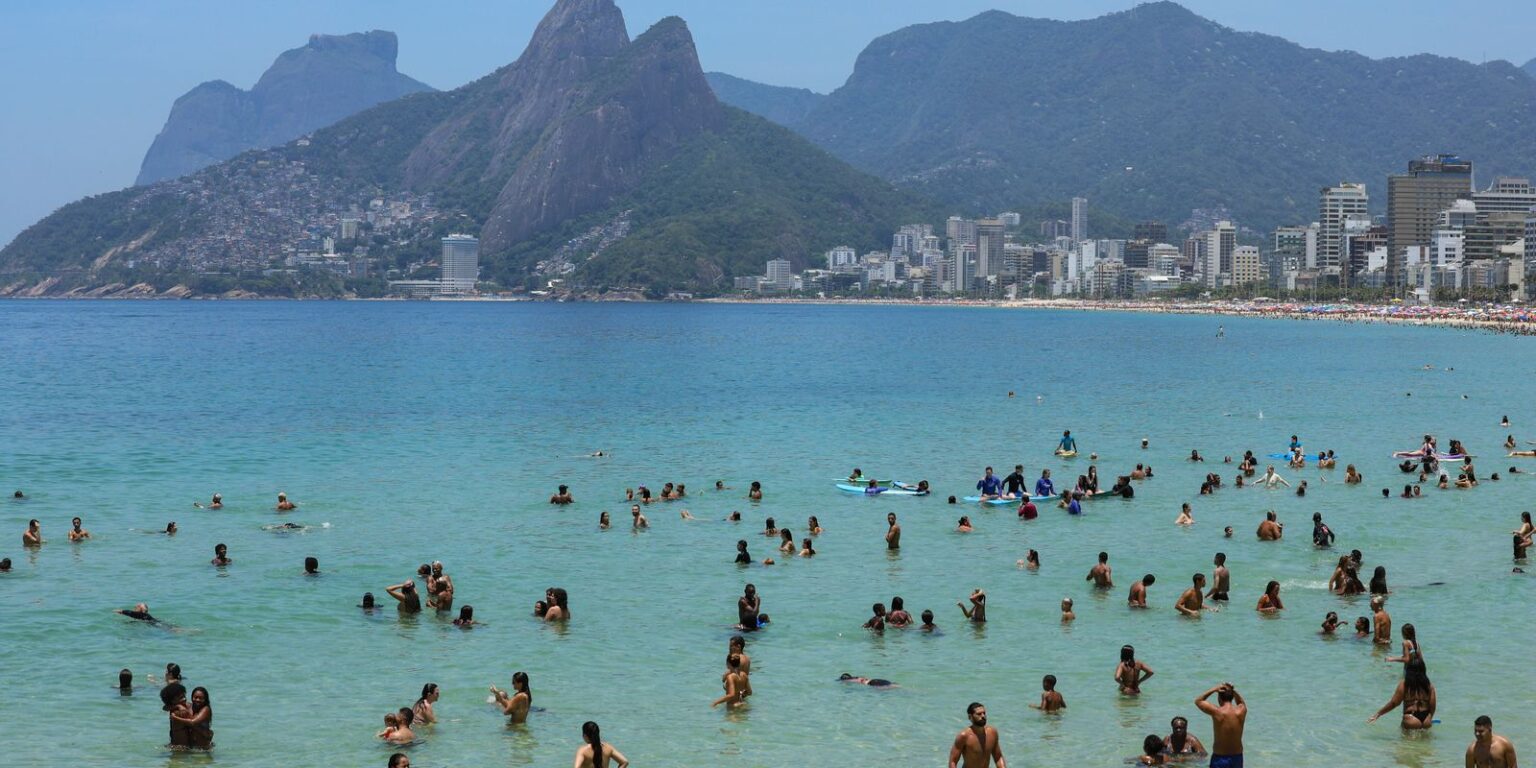 Corpo de piloto é resgatado após queda de ultraleve em Copacabana