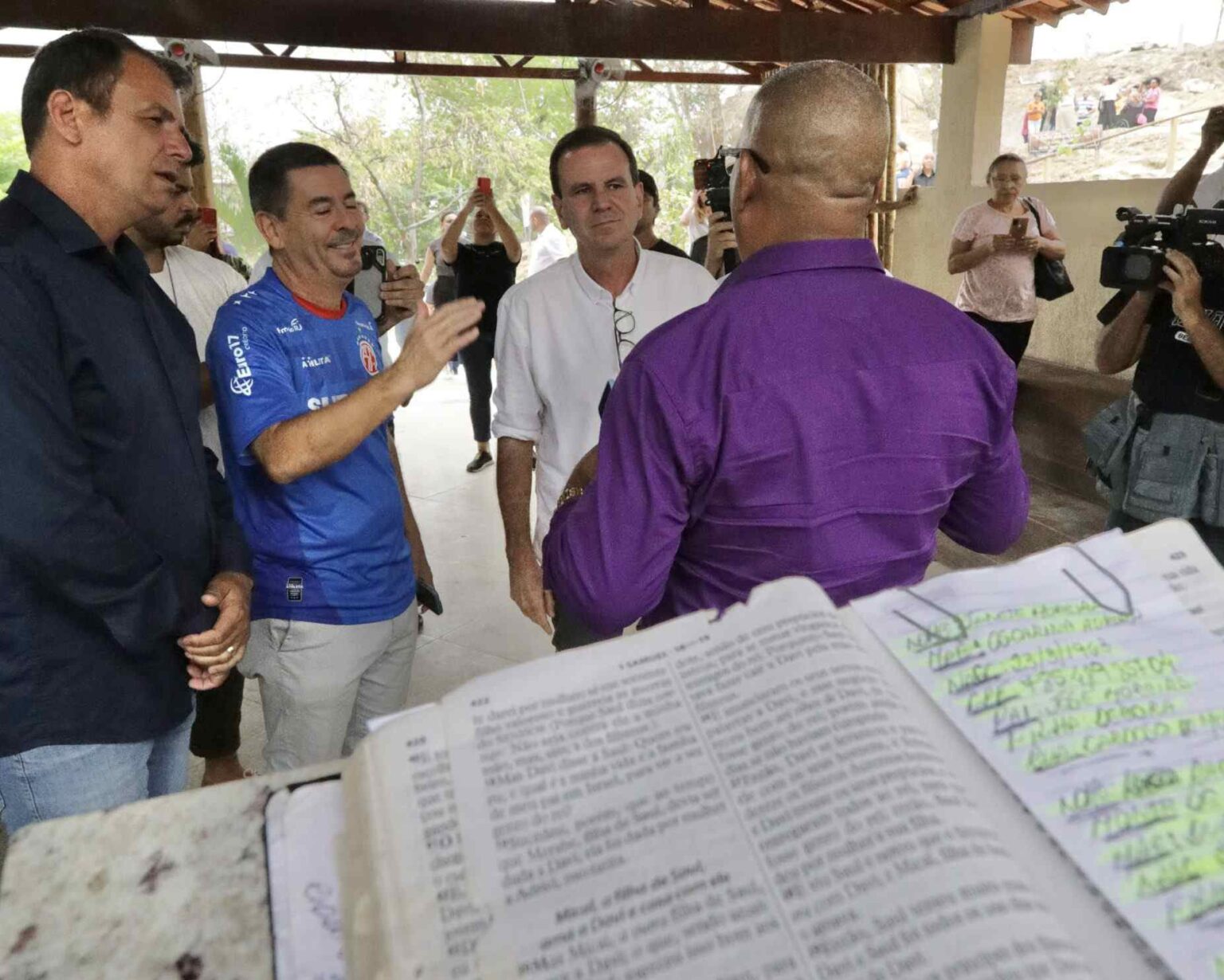 Paes pede desculpas a religiões de matriz africana e anuncia homenagem no