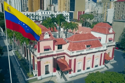 Venezuela liberta prisioneiros políticos após incursão militar e prisão de Maduro