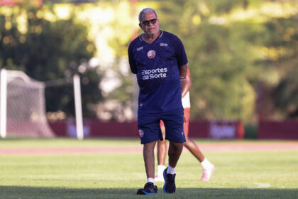 Etarismo no futebol: Hélio dos Anjos, o decano das séries, defende convicções