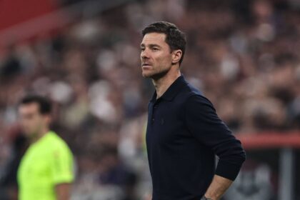 Real Madrid demite Xabi Alonso após derrota e Arbeloa assume interinamente