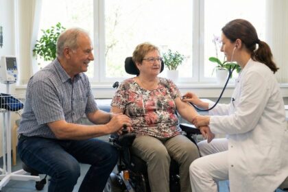 Rio de Janeiro garante acompanhante a idosos e PCDs em atendimentos de