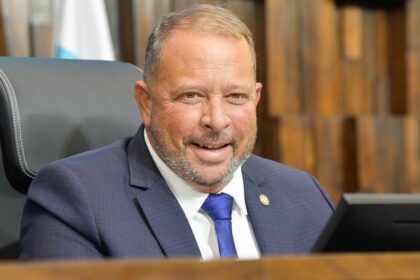 Viagem de Castro abre caminho para Delaroli assumir o Rio por uma