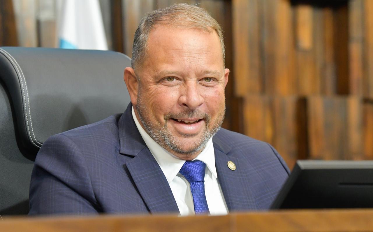 Viagem de Castro abre caminho para Delaroli assumir o Rio por uma