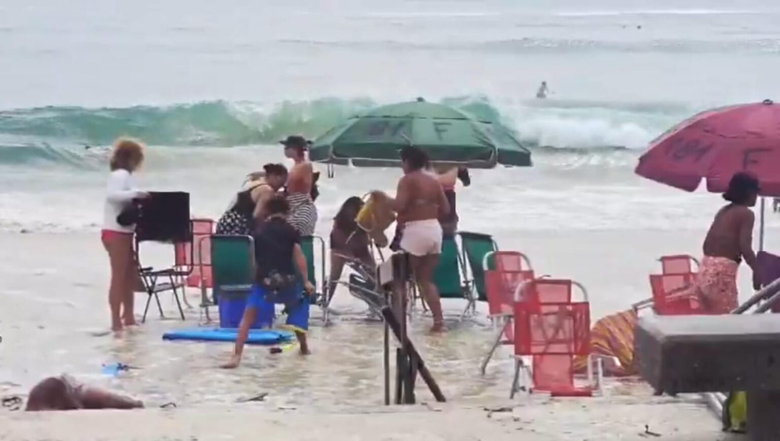 Ressaca em Copacabana: ondas se aproximam do palco do réveillon e derrubam