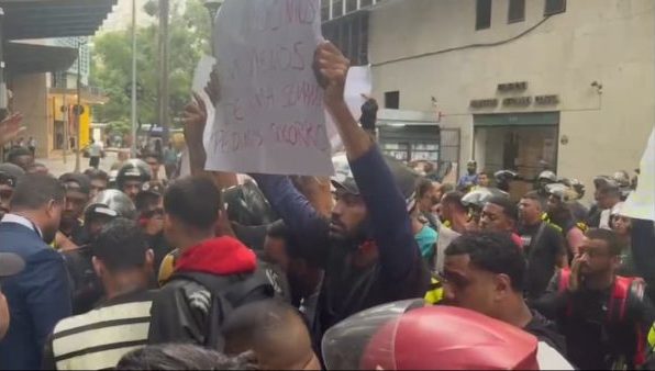 Motociclistas protestam por segurança após mortes de entregadores no Rio