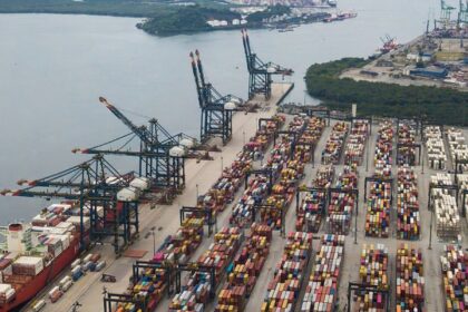 Porto de Santos atinge recorde histórico de movimentação de cargas em 2025