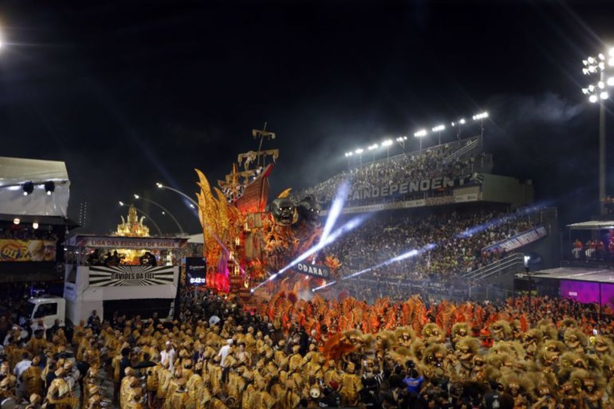 Carnaval: foliões lucram com vendas e serviços na maior festa do país