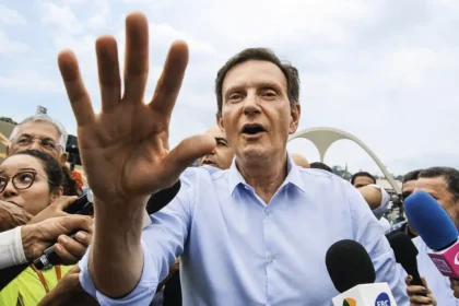 Marcelo Crivella denunciado por desvio de R$ 32 milhões em contratos da
