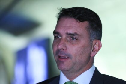 Flávio Bolsonaro articula união de presidenciáveis da direita em cenário político complexo