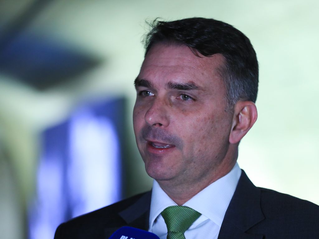Flávio Bolsonaro articula união de presidenciáveis da direita em cenário político complexo