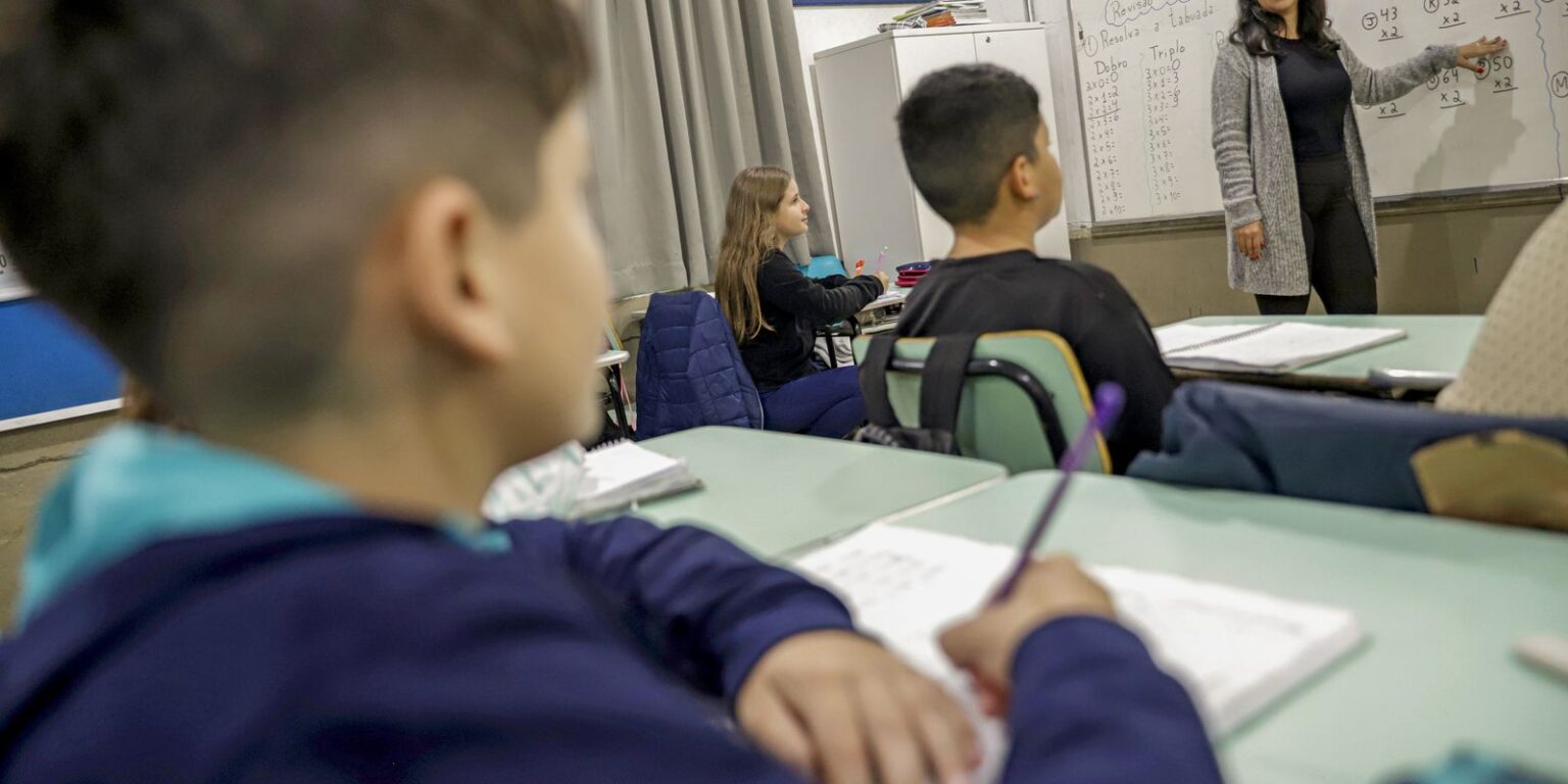 Piso do magistério: educadores celebram, municípios contestam reajuste