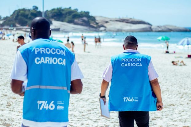 Mais de 60% das barracas cariocas operam sem tabela de preços