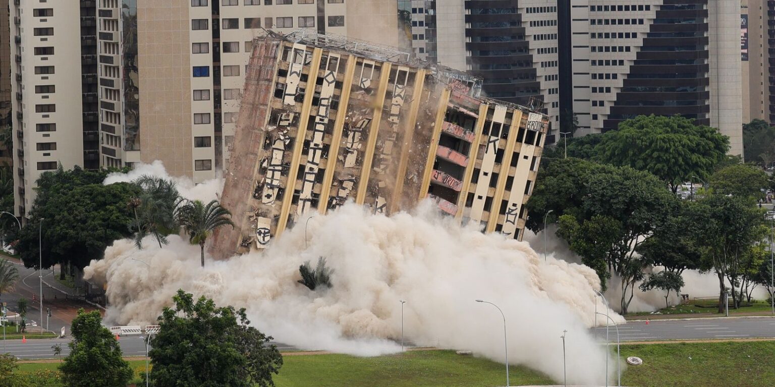 Hotel Torre Palace implodido: Fim de uma era em Brasília