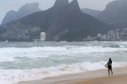 Rio em alerta de ressaca: ondas podem atingir três metros neste fim