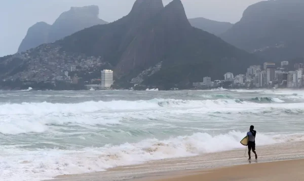 Rio em alerta de ressaca: ondas podem atingir três metros neste fim