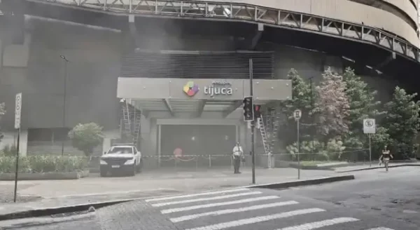Shopping Tijuca: lojistas retornam após incêndio com vítimas