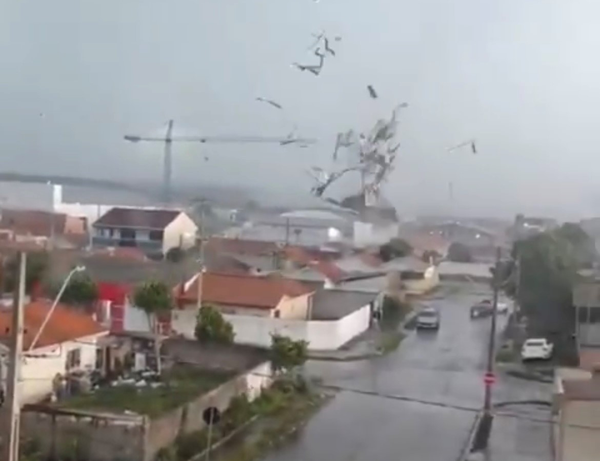 Tornado causa destruição e alerta em São José dos Pinhais, Paraná