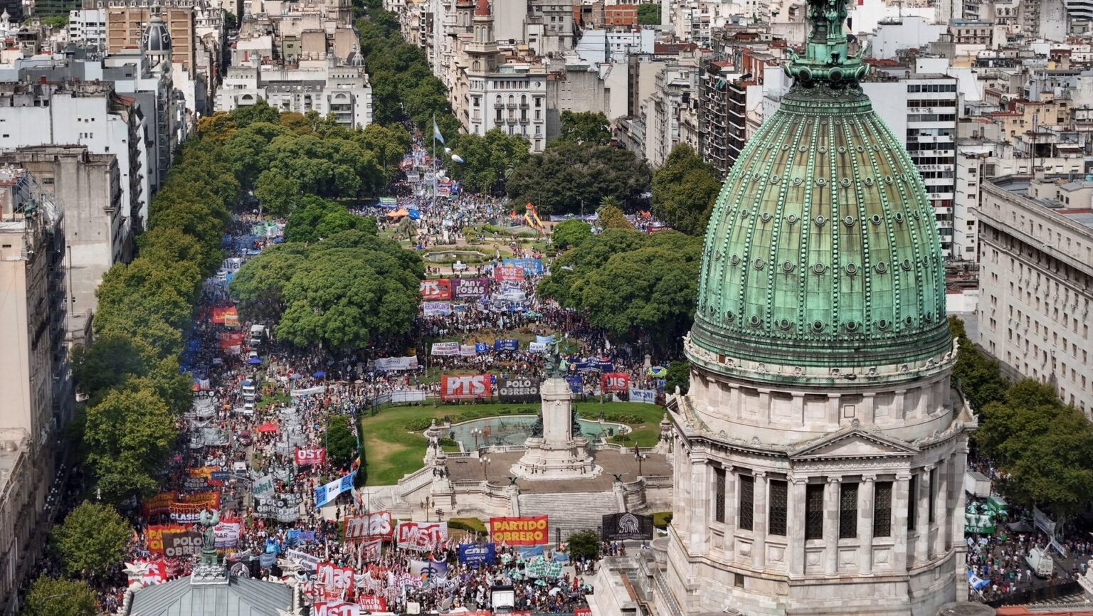 Senado argentino aprova reforma trabalhista em meio a protestos